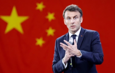 马克龙为啥急着来中国看阅兵？
 
眼看美国连续3次解除对中国的限制，频繁示好中国