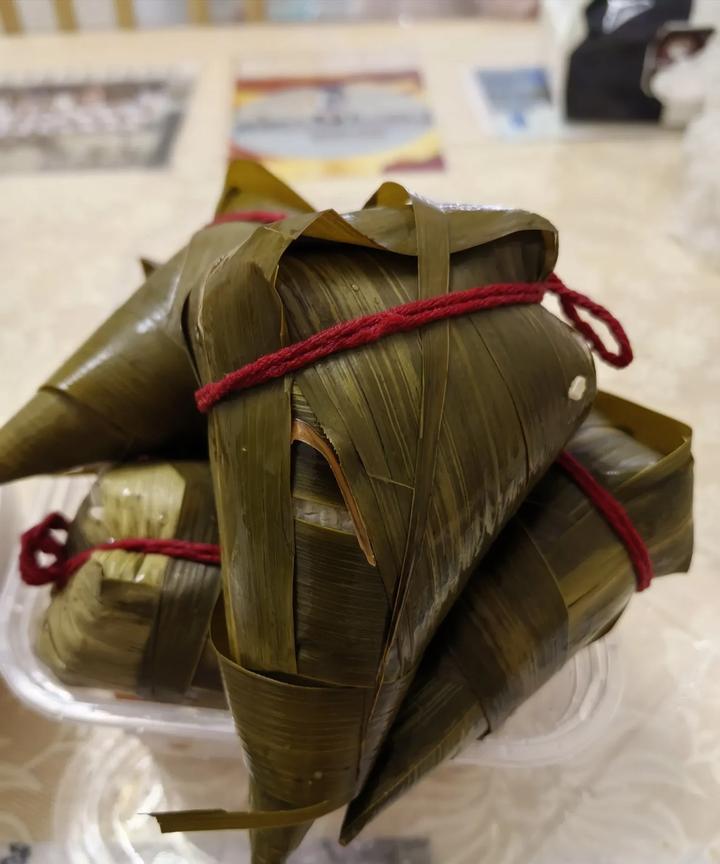 我老爸有两个哥哥一个妹妹，妹妹自从60年代初读大学就离开老家，然后去天津去北京去
