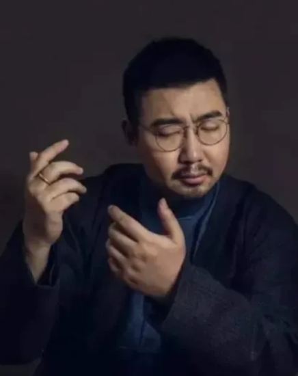 2007年春天，南派三叔出版《盗墓笔记》的第一部。
在书店里，他看到自己的书特别