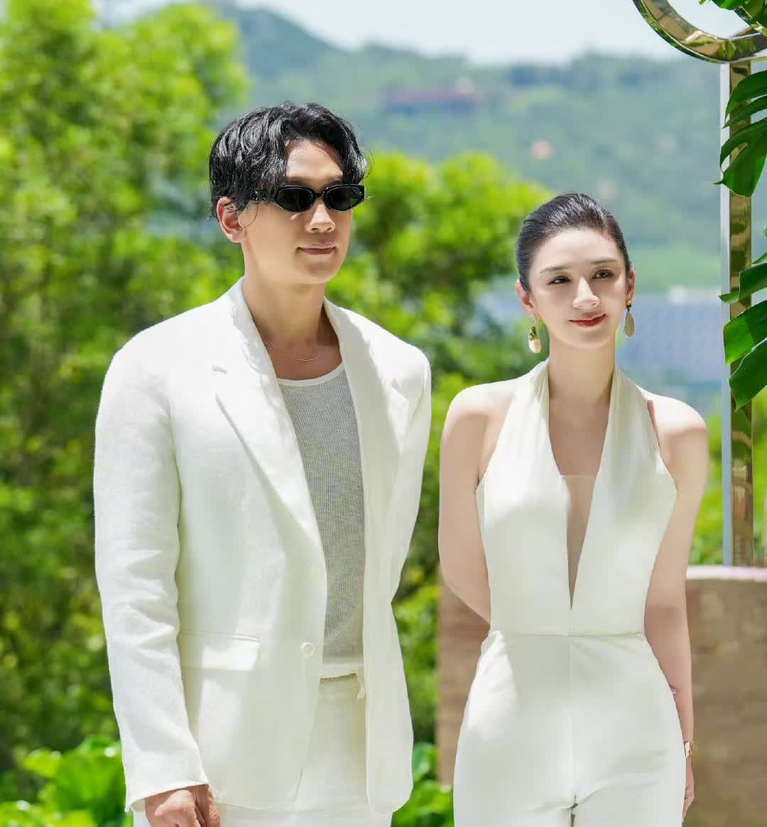 黄奕和Rain同框直接美上热搜！

这身ES PARA高定礼服，

衬得