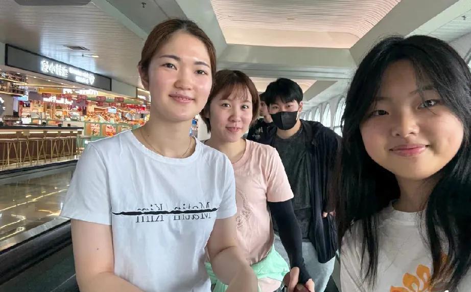 日本三队员回国
平野美宇、木原美悠和松岛辉空启程一起回日本，小姐姐在机场和他们三