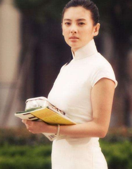 2005年，18岁的张雨绮正在KFC前台忙的不可开交，突然，口袋里的手机振动起来
