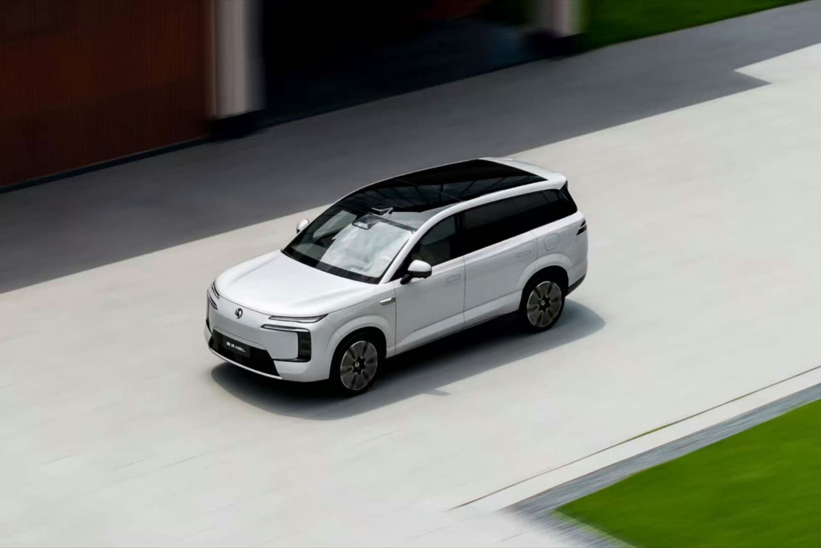 腾势N8L这台大六座SUV有点强啊！主打就是让全家三代人都满意，售价31.98万