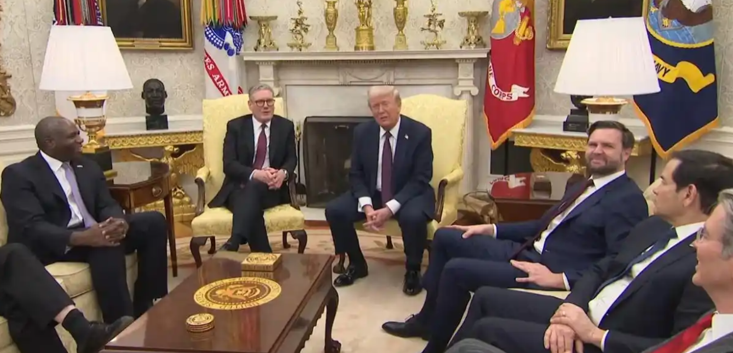 特朗普送走了法国总统马克龙，又迎来了英国首相斯塔默，虽然见面的场景很寒碜，没有恢