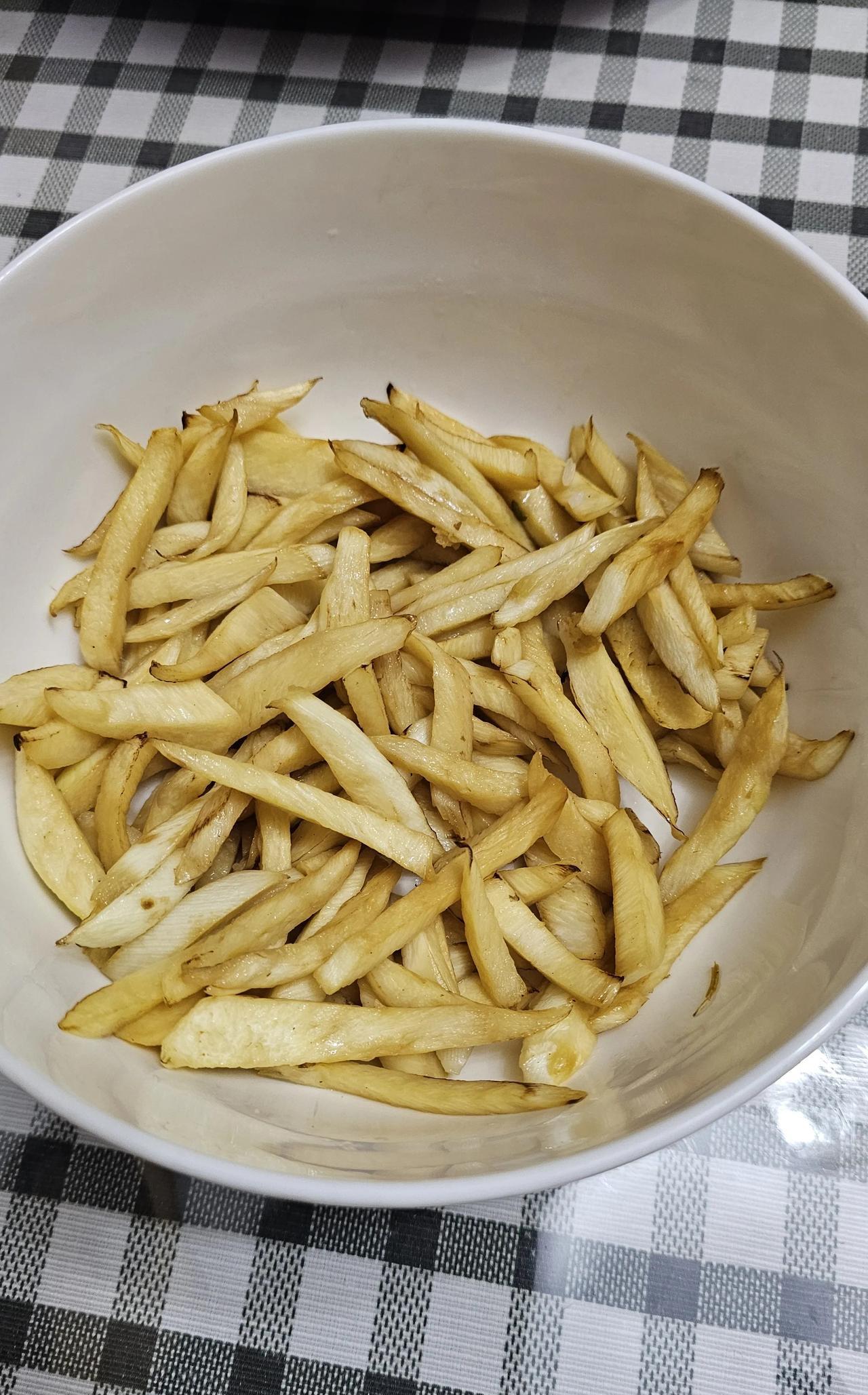 这是茭白，是我老公炒的。
常常有姐妹对我说，你在外做家政太辛苦，让你老公在家学着