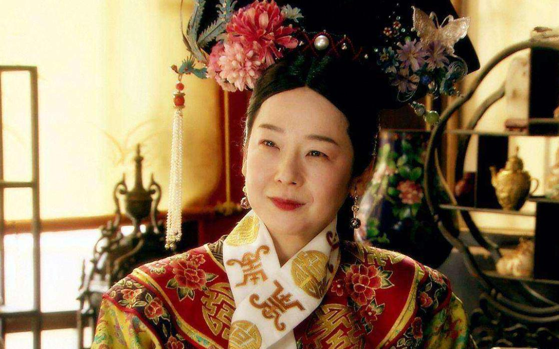 1894年，60岁慈禧正在换衣服，李鸿章求见，被李莲英拦在门外，可慈禧却喊了句“