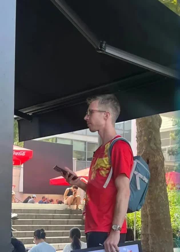 好消息！！！好消息！！！莎莎在国外火了，火的不仅仅是她自己，还有她代言的品牌。
