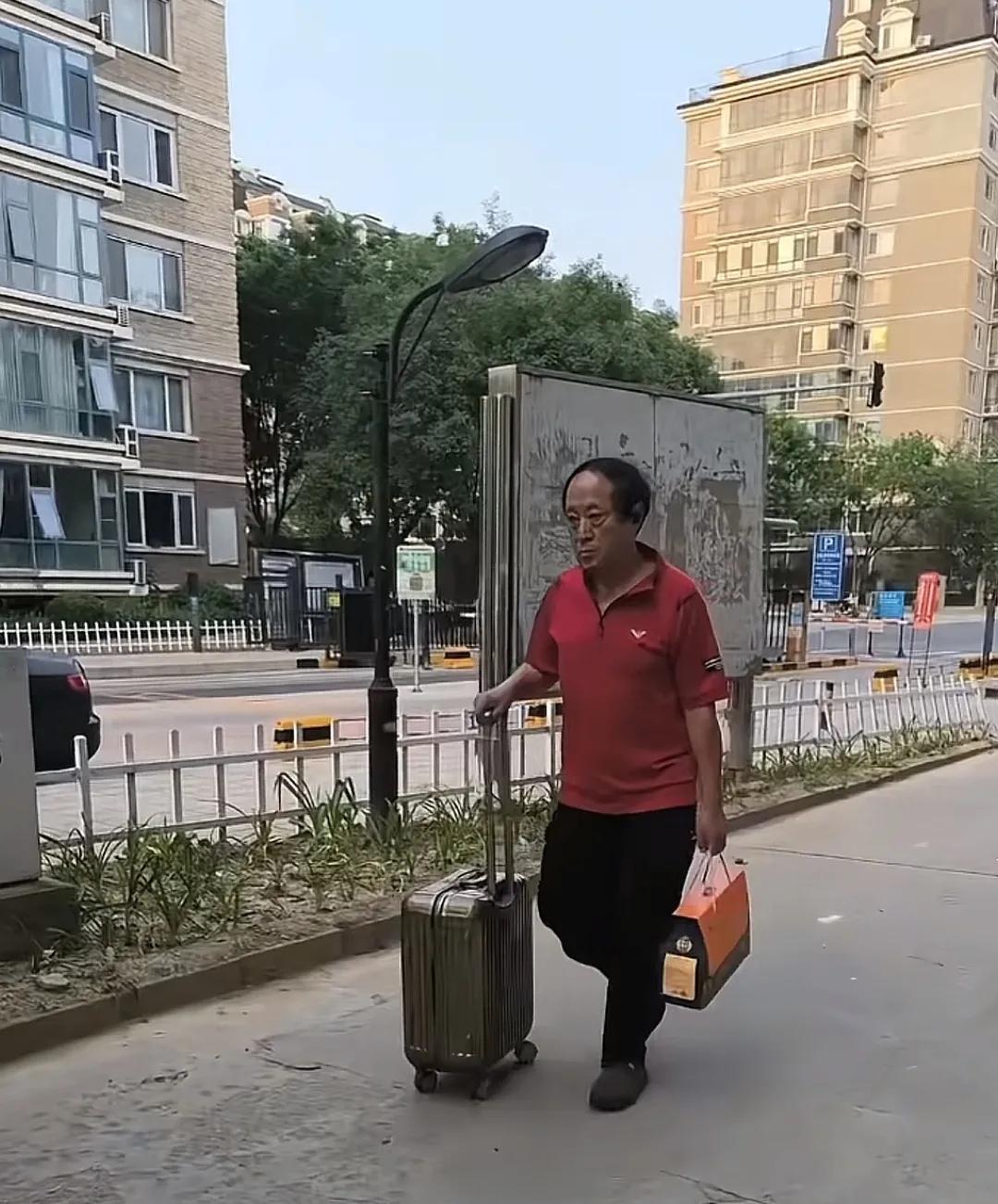 好久不见，牛群老师已经变得这么苍老了，独自一人拉着行李箱走在北京大街上。
牛群老
