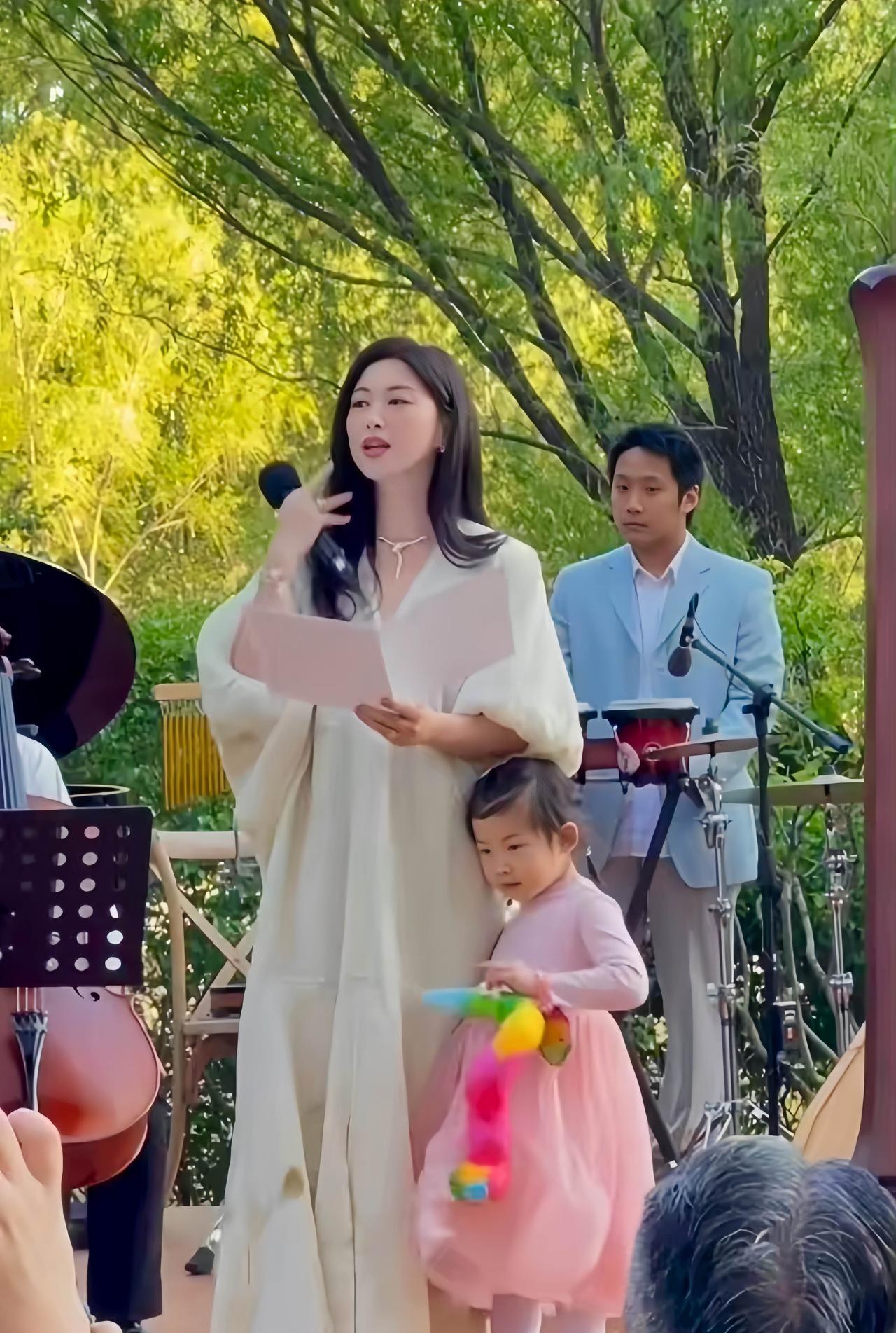 40岁朱珠带着女儿上舞台，4岁宝宝身穿粉色公主裙，黏着妈妈，好可爱啊。
5月14