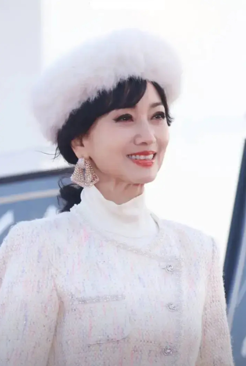 简直了，赵雅芝！
你是好意思出来
我是真的不好意思再看了，你说你都70多岁了，怎