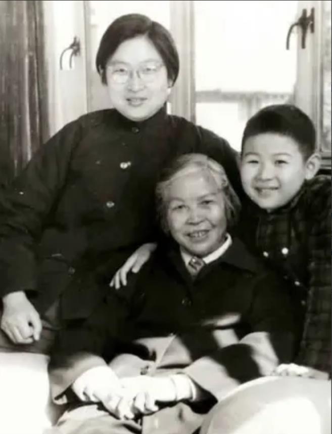 1976年，毛主席病逝后，北京一中学生哭着跑到班主任办公室：“老师，我外公去世了