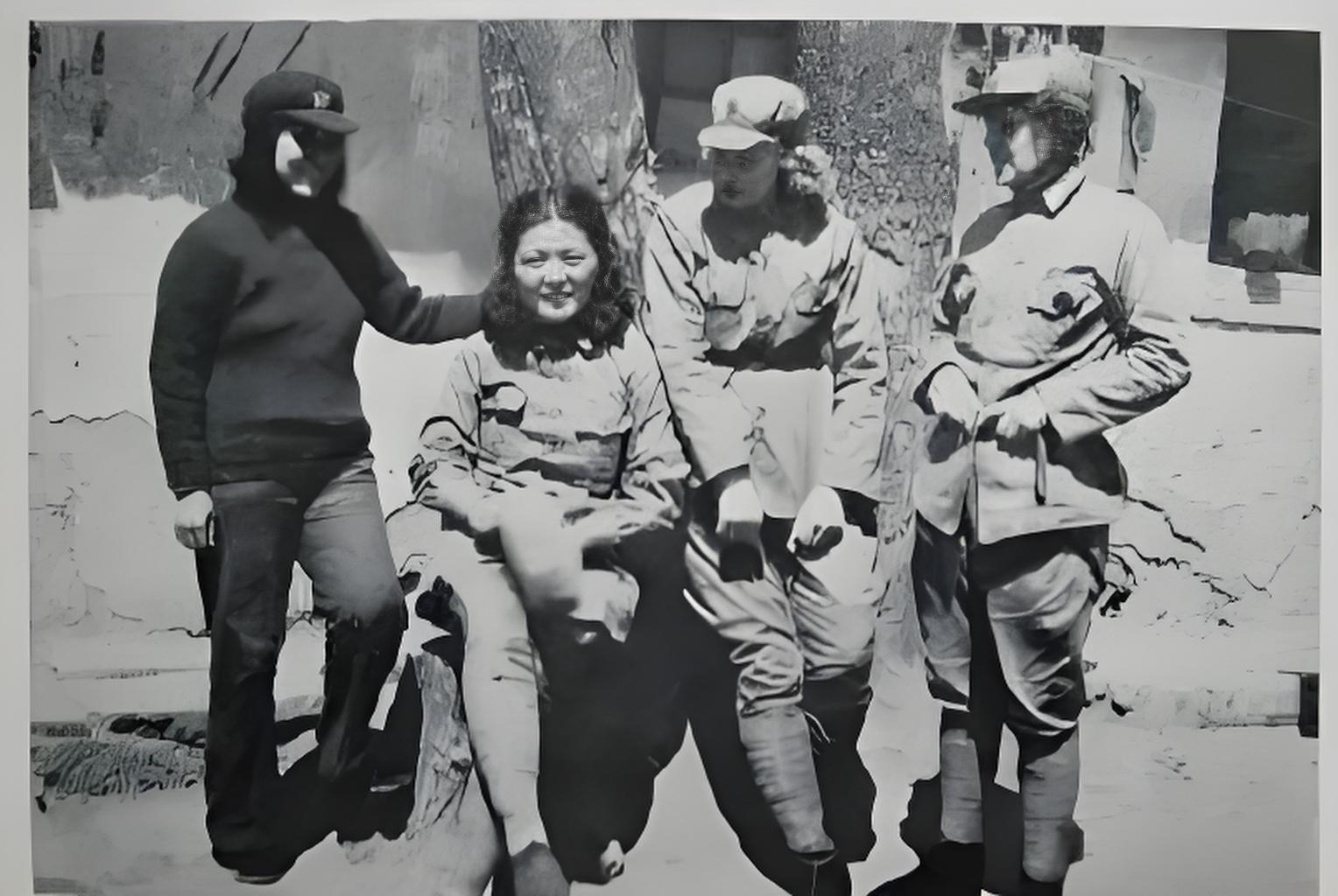 延安第一美女，照片拍摄于1937年1月13日，地点是陕北延安。

当时，美国人史
