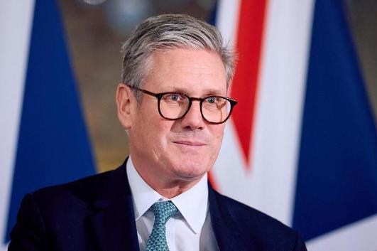 英国首相预计将访华，如今却对中国暗下黑手
英国现任首相斯塔默据称计划于今年晚些时
