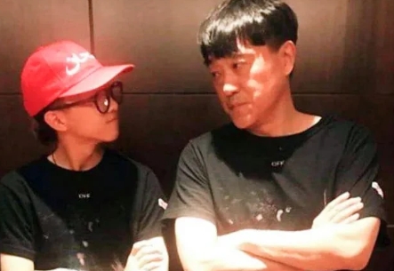 1997年，何冰遇到了多年未见的女同学李海洋，女同学说：“我准备30了，嫁不出去