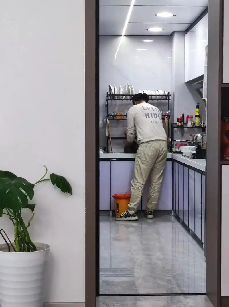 让老公洗个碗，都能洗出这样的画面出来，真的是又好气又好笑，他