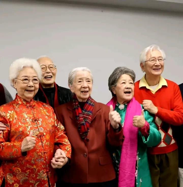 如果能把这5位全认出来的，至少也得50～60后的老影迷了。
 这是老艺术家们在一