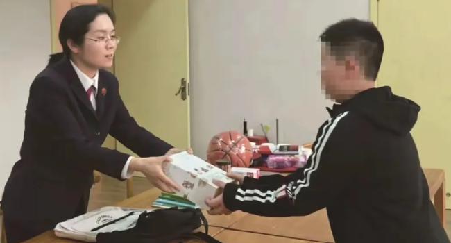 “在金钱面前，亲情弱爆了！”贵州贵阳10岁男孩，3岁没了妈，10岁没了爸，本该被