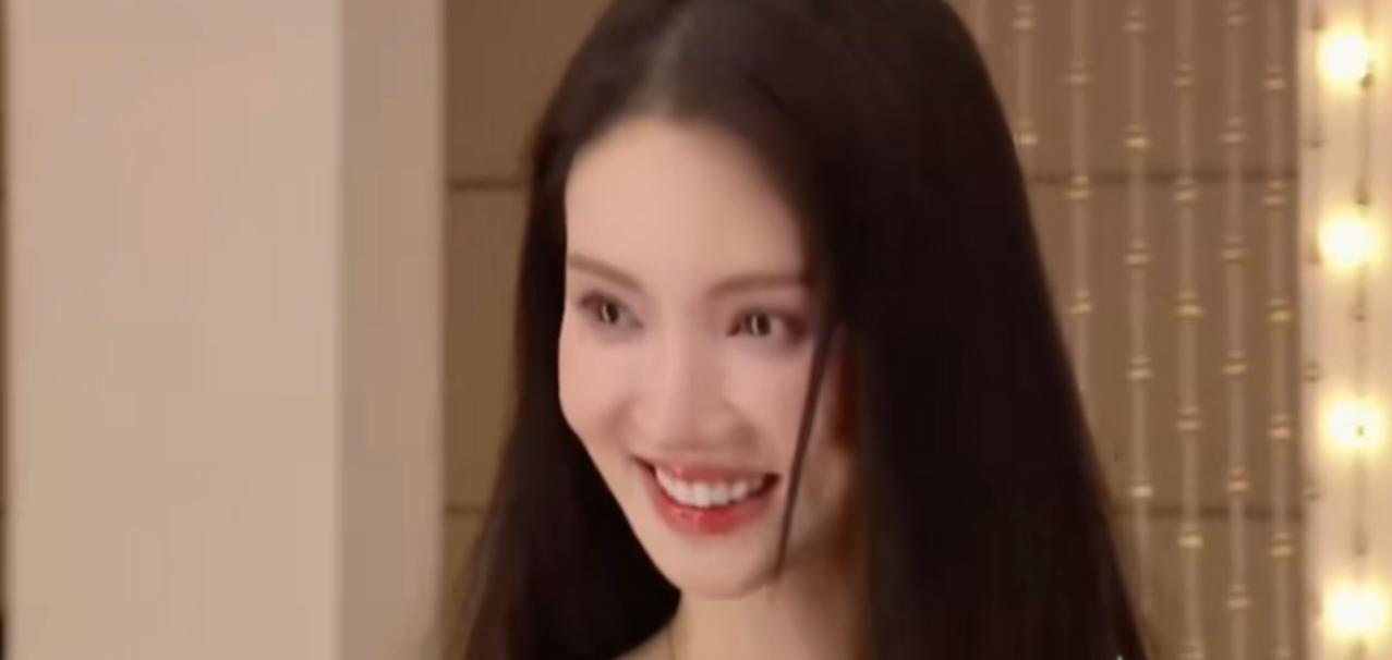 金晨也太敢打破常规了！别人盛装出席，她一身休闲却照样水灵灵slay全场，媒体镜头