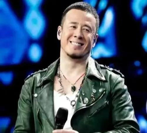 歌手杨坤疑似恋情曝光！
昨天，52岁的他被拍到与一位神秘美女亲密同行，两人十指相