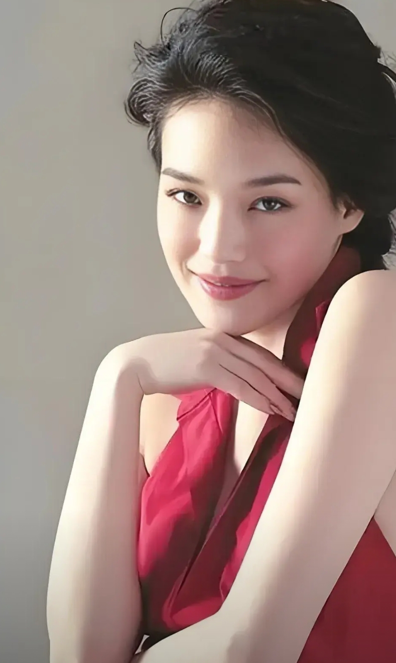 演员，舒淇说，我18岁就被我妈安排相亲了。相亲对象是个飞机师，长得还行，家里条件