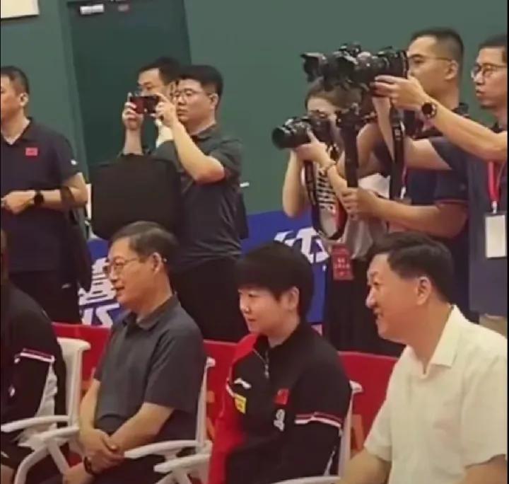 领导：莎莎，过来这边坐！
失踪了几天的人参果终于重现江湖了！
莎莎、大头和曼昱被