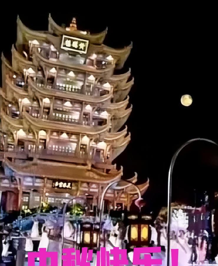 看中秋晚会的大部分是中老年观众吧？这种晚会一般都比较中规中矩，歌曲和舞蹈都是偏守