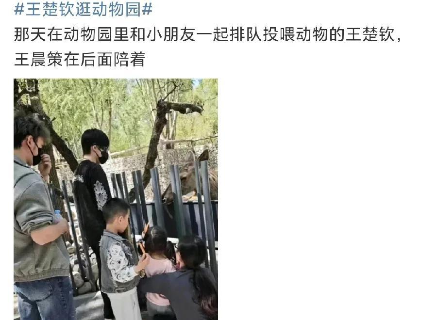 有点反常，
还想说大头这么扛热，
这么注重防晒，
原来是库存，
后面草莓熊都穿了
