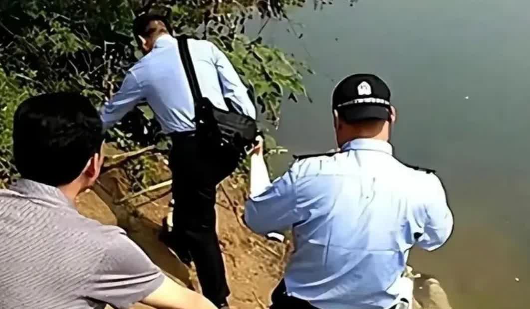 人在家中坐，祸从天上来！四川，一男子在暴雨天跑到别人家鱼塘抓鱼，结果起身时没站稳