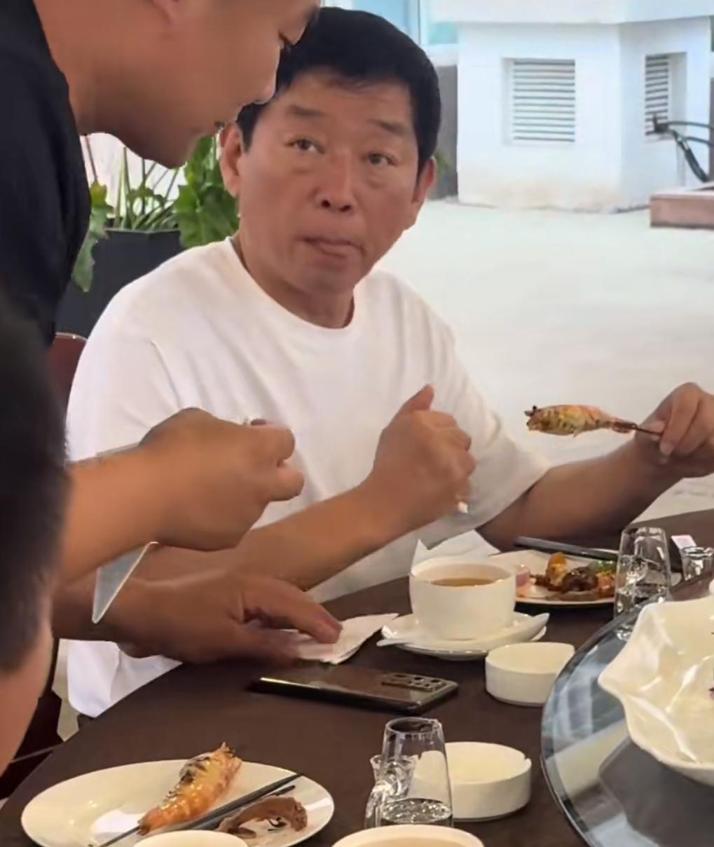 长城魏老板与一众博主吃自助餐！不时给大会盘子里拿烤好的大虾，主打一个与大V同行。
