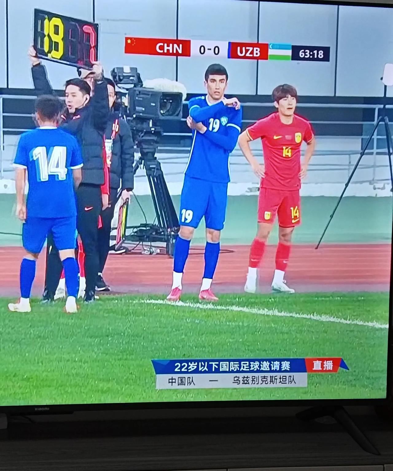 中国踢平#乌兹别克斯坦#。
22岁以下国际足球邀请赛第一场，中国对阵乌兹别克斯坦