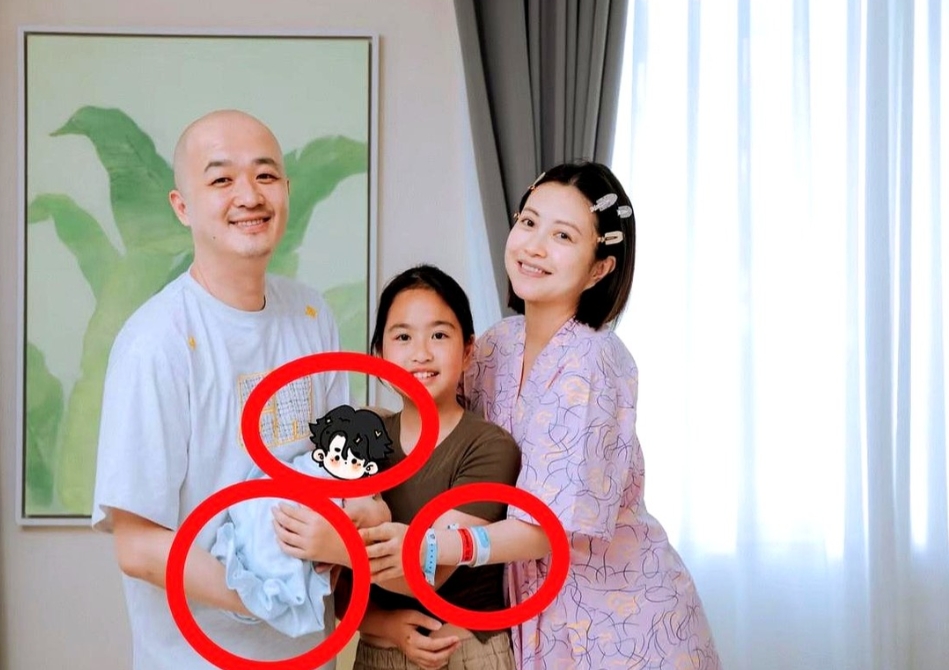 包贝尔和包文婧“520”官宣生子，我首先被包文婧手上的腕带给吸引住了。

不查不