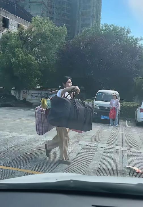 高考一结束，这位女生就火上人民日报了！她考完试自己一个人挑着行李，昂首挺胸走在人