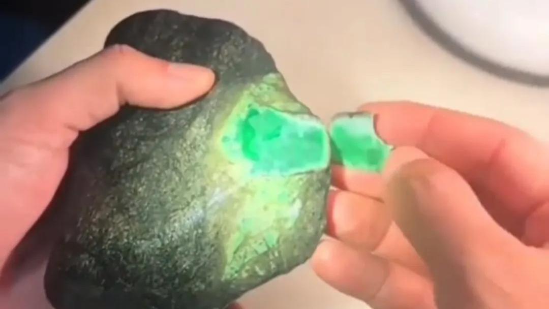 一位大老板，以177万的价格，买下这块翡翠原石，一刀切出满色，直接爆了，回去就给所有员工发红包，真的