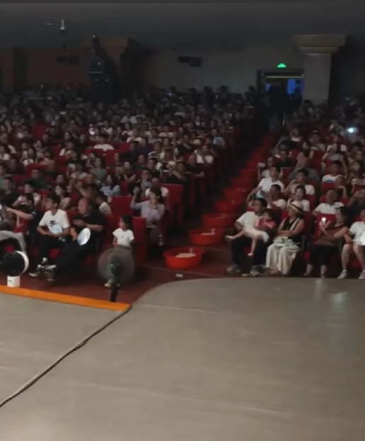 曹云金真的火了。在咸阳的商演，因为剧场空调坏了，曹云金打算退钱取消演出。没想到主