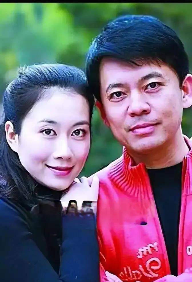 何政军，年轻时在云南拍戏时认识了范雨，相恋并结婚，生育一女取名″何雨果"    