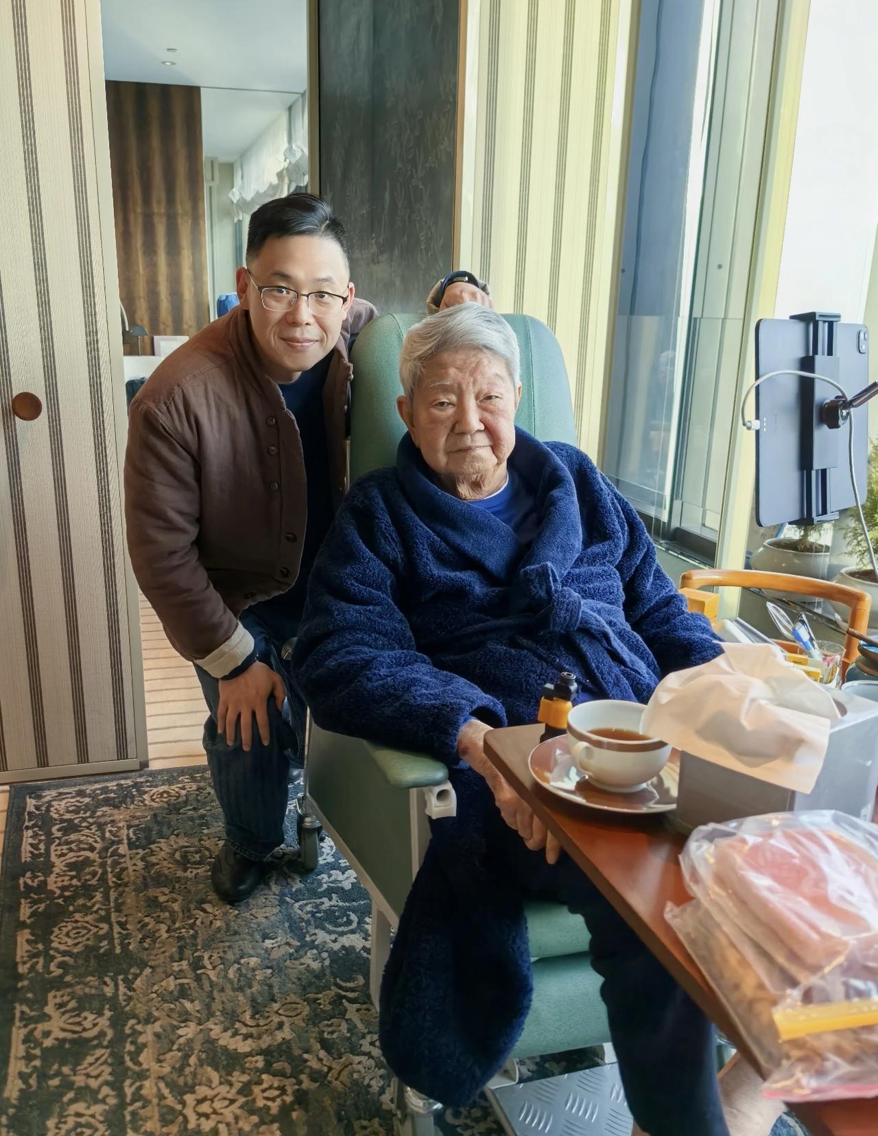 83岁的蔡澜近照，他是香港“四大才子”之一，平生心胸坦荡，才华横溢，很潇洒大气。