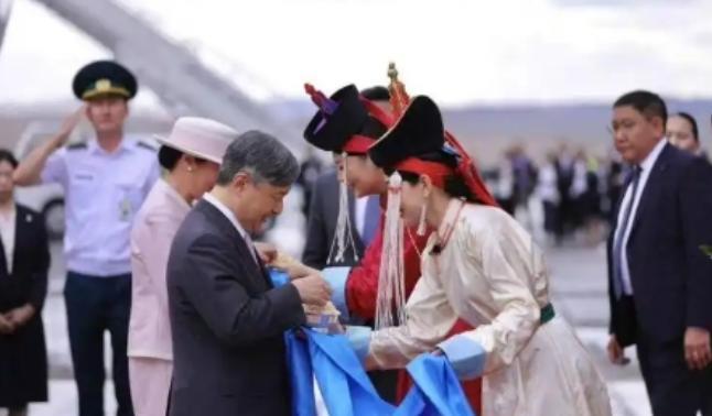 关闭领空！让日本天皇待在蒙古国
7月6日，日本德仁天皇与雅子皇后启程前往蒙古国，