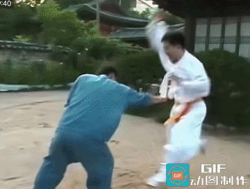 韩国花郎道宗师向观众展示花郎道的核心奥义
这大招技能点全给了攻速。
看他演示，通