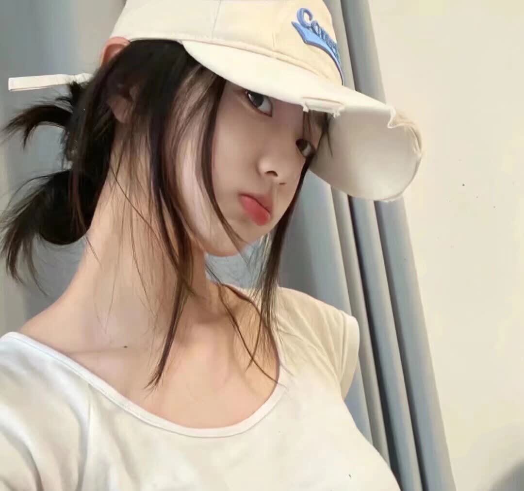 刚从健身房出来，一身汗，帽子一戴，酷劲儿十足！