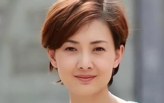 八登春晚的“国民媳妇”牛莉，消失11年后走上新路。她曾凭借春晚小品与影视剧深入人