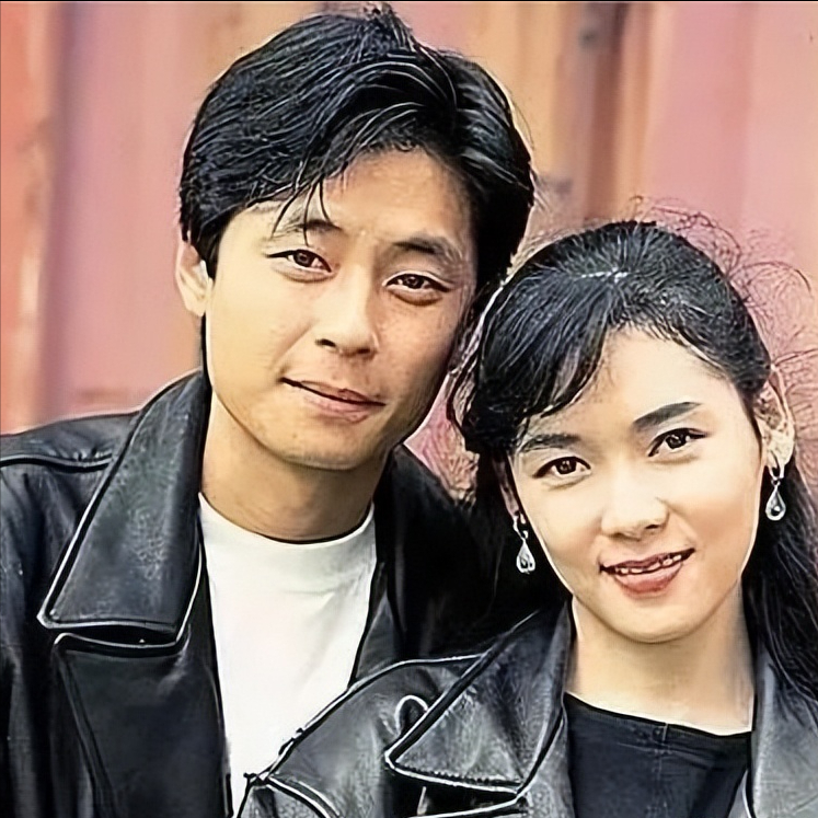 1990年，王杰为了试探女友是否真的爱他，两人吃了一顿50000元的饭后，他对女