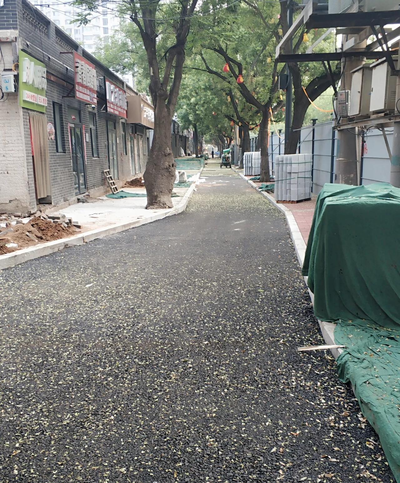 陵西街，安庄村旁的非机动车道即将修好。
陵西街，是贯穿市中心的一道南北大道。
在