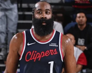 NBA常规赛快船主场对阵老鹰的比赛已经结束。全场战罢，快船以102-105不敌老