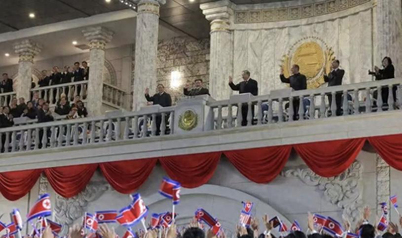 金正恩连续八次深夜大阅兵，这个“大杀器”正式亮相。深秋的平壤，夜雨中的金日成广场