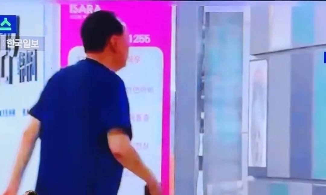 尹锡悦拒绝警方第二次传唤，他穿着很是清凉，跑去逛街了。
如今的尹锡悦，几乎只坚守