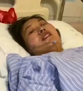 草帽姐徐桂花很顽强，由于身体的原因她刚做完手术，还能坚强地露出笑容