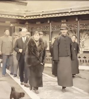 1934年，蒋介石携妻子宋美龄一同拜访孔祥熙山西老宅，身着貂皮大衣的宋美龄一身贵