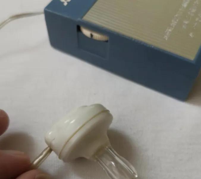垃圾堆里翻出来的迷你收音机，非常小，半个巴掌大，里面元件紧密排列，基本上没有多余