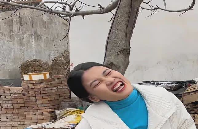 光棍汉遇上老挝妻，孝顺难题变流量密码？

直播间的灯光晃得人眼花，涛子对着镜