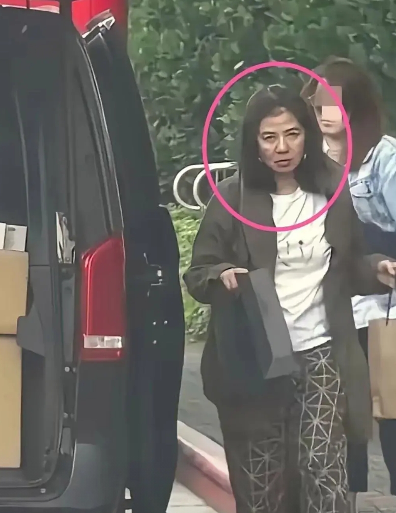 哇哦，当年那个曾惊艳了时光的钟楚红已然变了模样啦！

画面中的红姑穿搭不再精致，